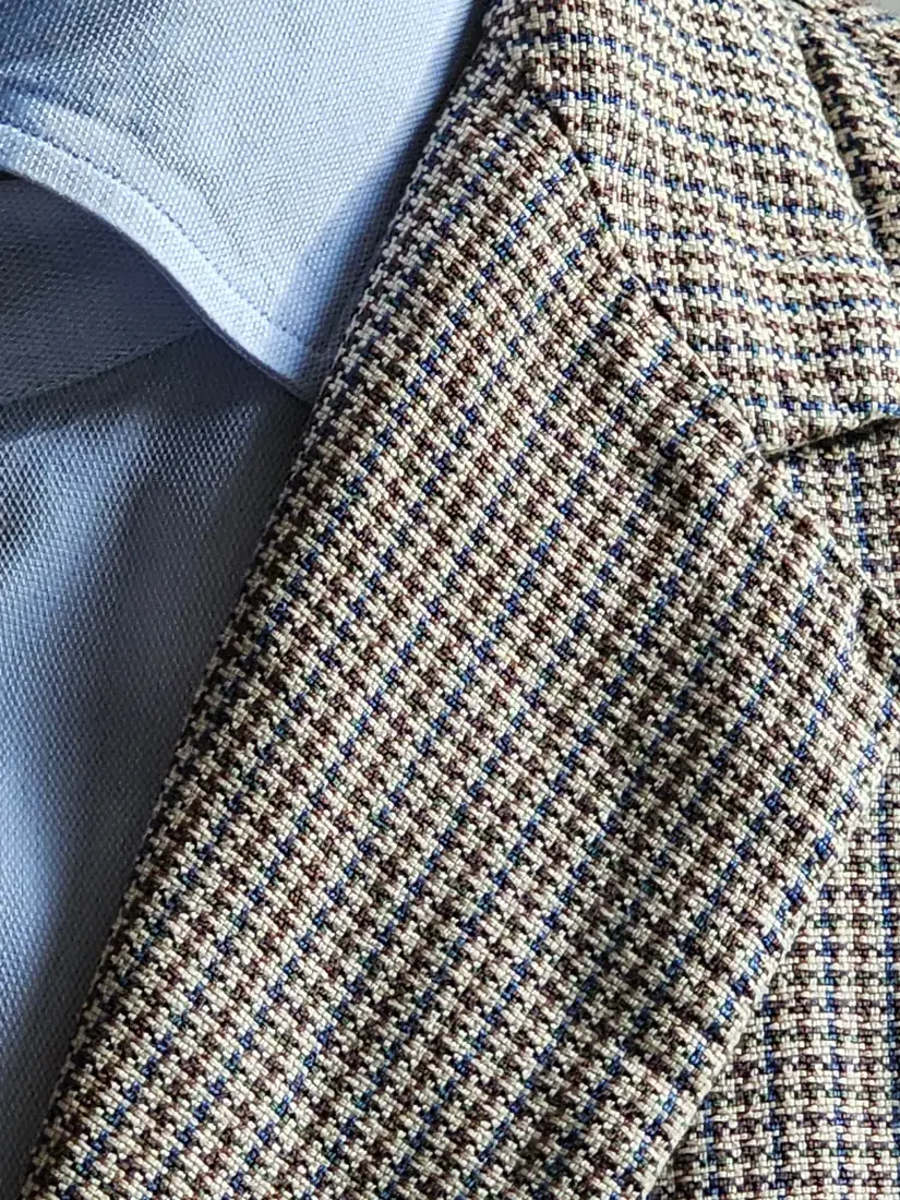 Sakko mit kleinem blau-braunem Karo über hellblauem Hemd